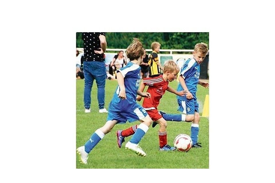 Große Duelle bei kleinen Kickern: Am Sonntagvormittag trafen unter anderem der SV Friedrichsfehn (in rot) und die SG Klein Scharrel/Jeddeloh (in blau) aufeinander. Lars Puchler
