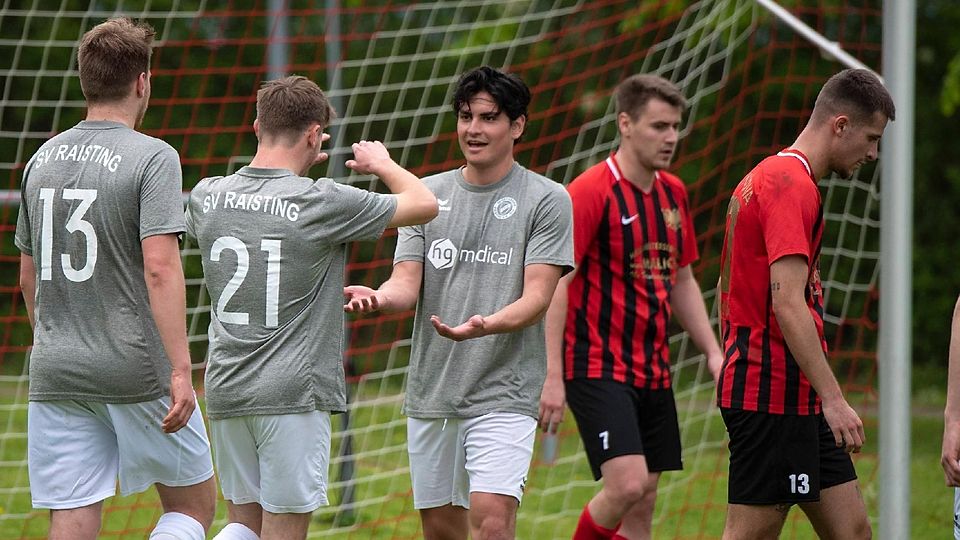 Schlagt ein: Raistings David Hendel (Mitte) klatscht nach dem 3:0 gegen Kosova München mit seinen Mitspielern ab.