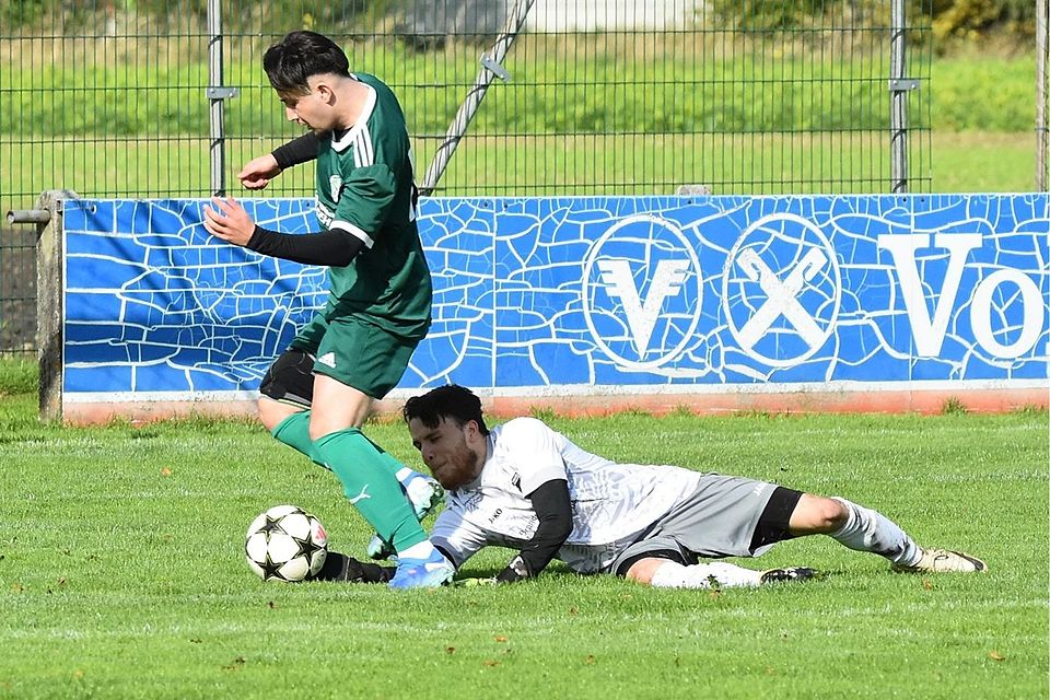 Fußball-Kreisklasse Landsberieds Ayrya Jahangiri Mehr überläuft Malchings Schlussmann Stefan Baumann.