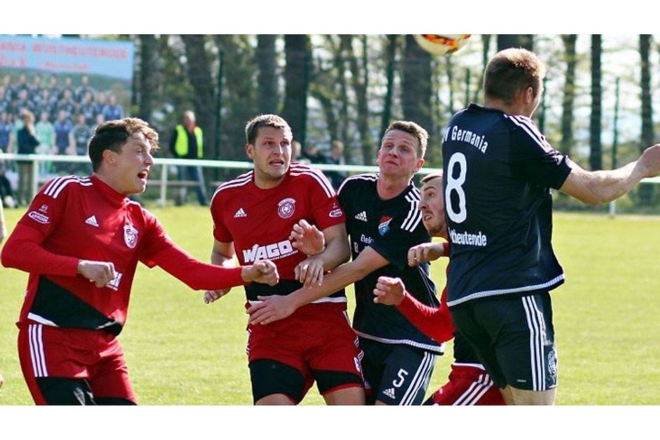 Hannes Mosebach (in rot/ Bildmitte) spielt ab sofort für den VfB Sangerhausen.                        F: Menger