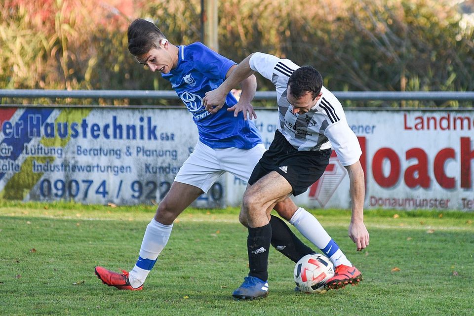 Leonard Zehrfeld (links) ließ nach seiner Einwechslung nichts mehr anbrennen und brachte den 3:0-Sieg mit seinem SV Donaumünster ungefährdet über die Zeit. Leonard Zehrfeld (links) ließ nach seiner Einwechslung nichts mehr anbrennen und brachte den 3:0-Sieg mit seinem SV Donaumünster ungefährdet über die Zeit.