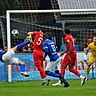 Umkämpftes Derby: Zwischen dem FC Ismaning (in Blau-Weiß) und dem SV Heimstetten ging‘s heiß her.
