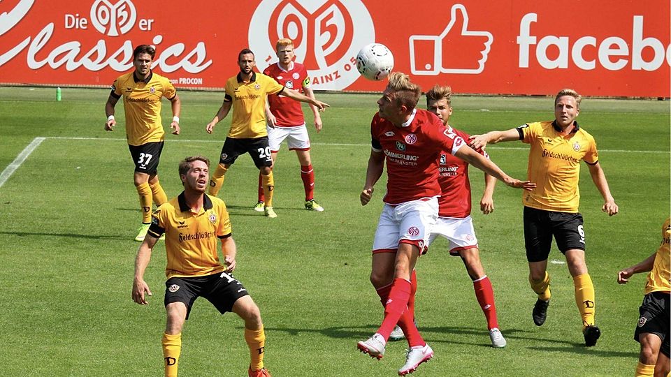 Raus aus der Gefahrenzone: 05-Verteidiger Tobias Schilk (Dritter von rechts) köpft den Ball in dieser Szene aus dem Mainzer Strafraum. Dresdens Andreas Lambertz (Zweiter von links) schaut staunend zu.