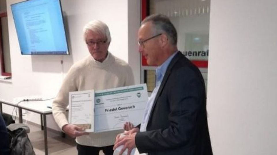 Jürgen Kreyer (Vizepräsident FVN), rechts, und Friedel Geuenich (TuS Grevenbroich) bei der Preisübergabe.