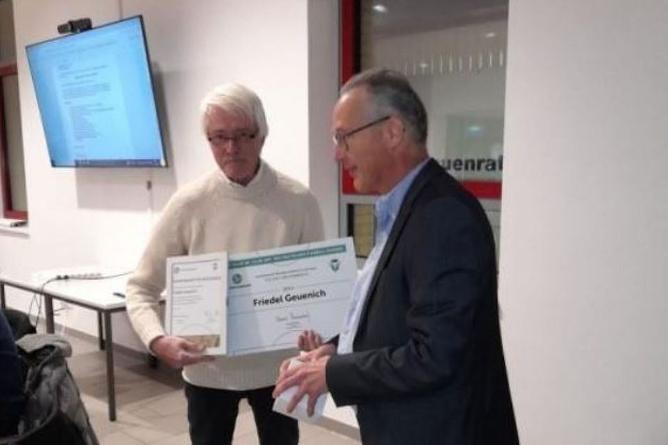 Jürgen Kreyer (Vizepräsident FVN), rechts, und Friedel Geuenich (TuS Grevenbroich) bei der Preisübergabe.