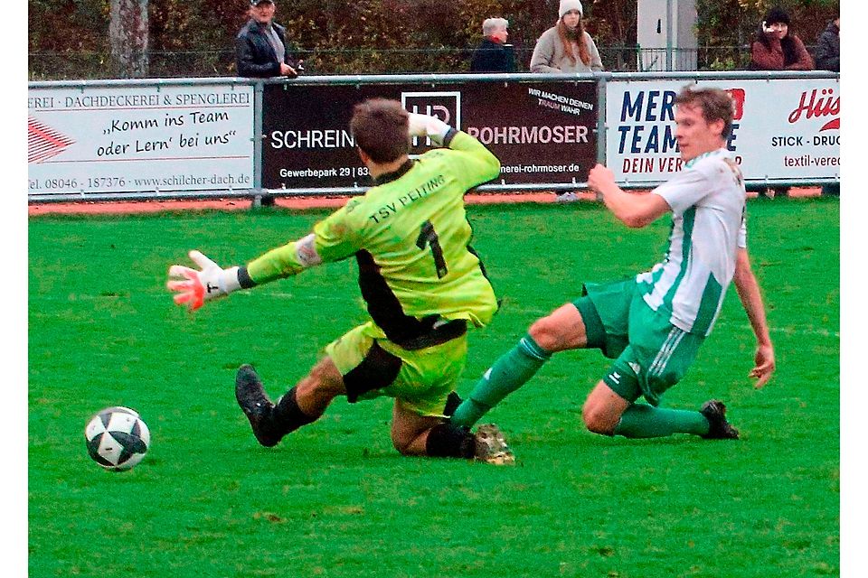 Lichtblicke gegen den SV Bruckmühl: Andreas Specker (re.) trifft zum 1:2 für den SV Bad Heilbrunn.