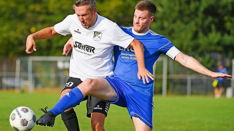 Lukas Wehrle, Kapitän des TuS Maulburg (rechts), versucht in dieser Szene Tim Großklaus, dem Spielertrainer des FC Kandern, den Ball abzuluchsen.  | Foto: Gerd Gründl