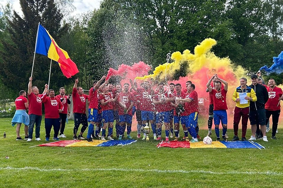 Der FC Romania Regensburg feierte den Meistertitel aus der Vorwoche nun beim Heimspiel mit Rauchtöpfen in den Vereinsfarben.