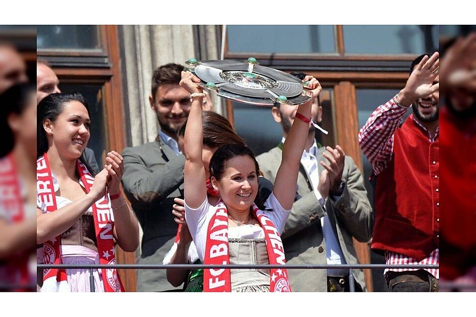 Die Mietingerin Nicole Rolser (hier bei der Meisterfeier des FC Bayern München 2016 auf dem Marienplatz) wird ihre aktive Karriere zum Ende dieser Saison beenden. Foto: imago sportfotodienst