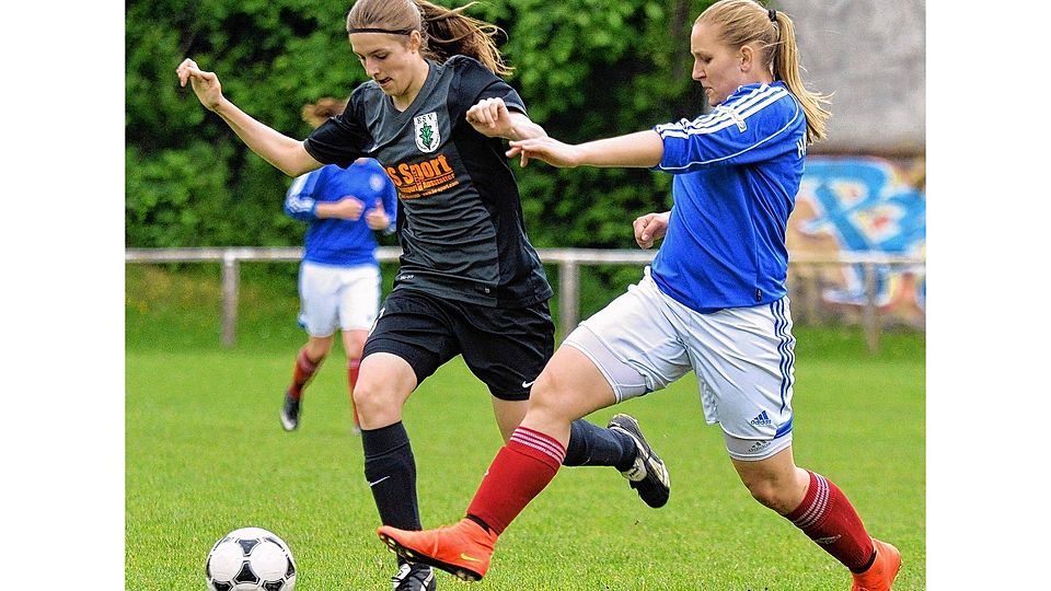 Die Kielerin Anna-Lena Schmidt  (re.) versucht, Alicia Sirotzki  vom Eichholzer SV  den Ball abzunehmen. Foto: swa