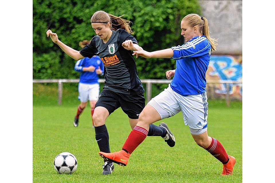 Die Kielerin Anna-Lena Schmidt  (re.) versucht, Alicia Sirotzki  vom Eichholzer SV  den Ball abzunehmen. Foto: swa