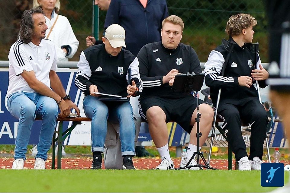 Akribisch - und auf dem besten Weg Richtung Titel: Osterhofen um das Trainerduo Axel Dichtl (li.) und Marco Dellnitz (2.v.li.).
