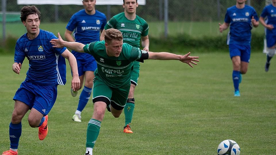 Weg frei, für die A-Klasse! Kirchseeons (grün) Maximilian Hoppe räumt vor Poings Maximilian Urban auf.