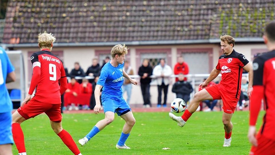 Thomas Leipert (am Ball) hat sich zum Top-Torjäger der Fußball-Kreisoberliga Bergstraße gemausert. Für Spitzenreiter Tvgg Lorsch erzielte er bislang 18 Treffer, einen davon beim Derbysieg gegen den SC Olympia (in blau Yannick Ulpins). 	Foto: Dagmar Jährling