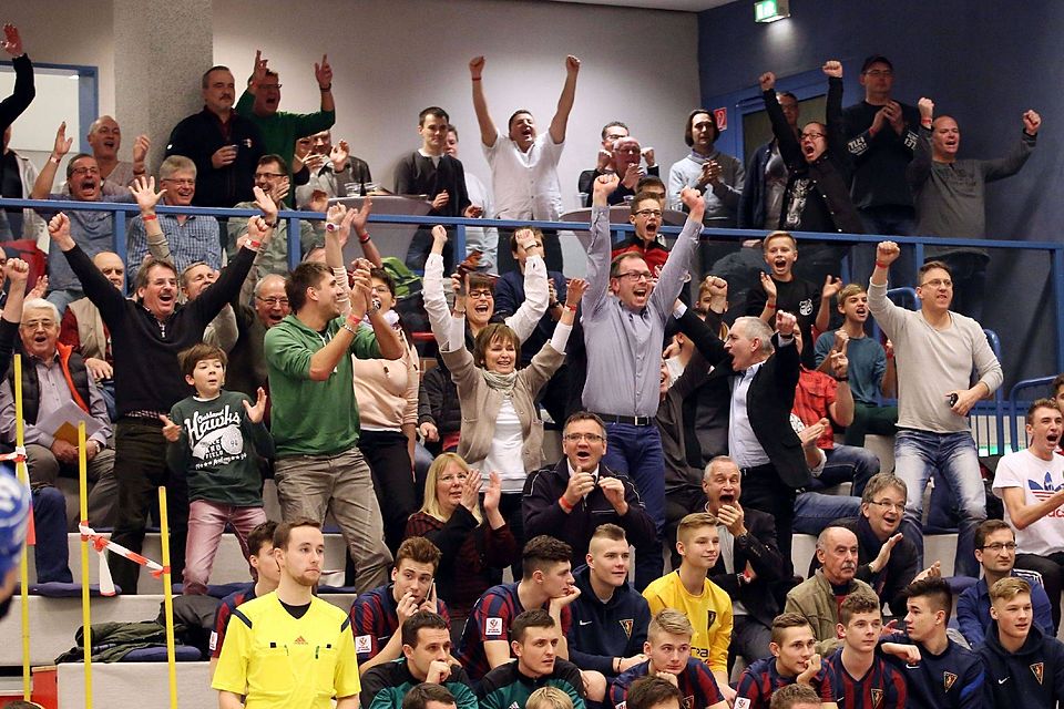 Ausgelassen: Fans und Förderer des Gastgebers bejubeln ihr Team. Foto: Carola Voigt