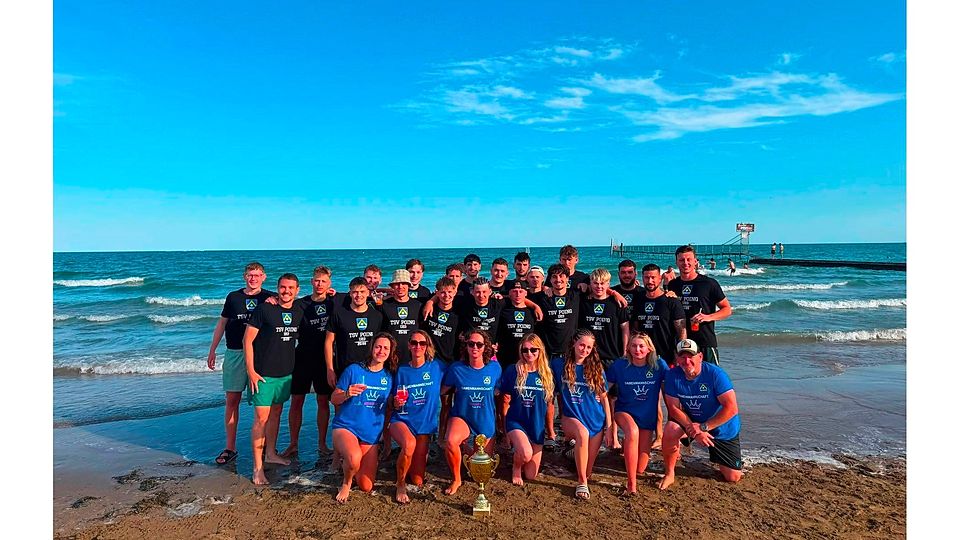 Sie feierten ihren Aufstieg gemeinsam am Strand von Jesolo: die U23 und ddas Frauenteam des TSV Poing.