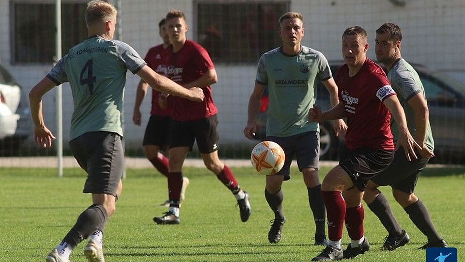 Nikolai Wöhrl (zweiter von rechts im dunkelroten Trikot) ist einer der Top-Spieler der Kreisliga Donau-Laaber