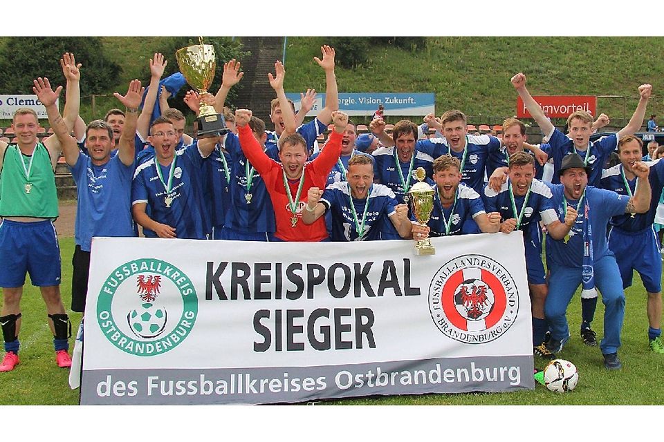 Kreispokalsieger 2016: die Kreisliga-Fußballer von Blau-Weiß Heinersdorf mit der begehrten Trophäe  ©MOZ/Udo Plate