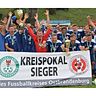 Kreispokalsieger 2016: die Kreisliga-Fußballer von Blau-Weiß Heinersdorf mit der begehrten Trophäe  ©MOZ/Udo Plate