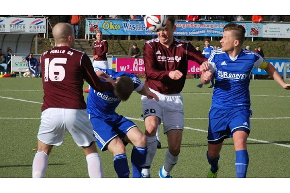 Stabilisiert das Spiel des SC Melle mit Köpfchen: Veit Usslepp (am Ball, hier gegen BW Hollage im Einsatz). Foto: Heike Dierks