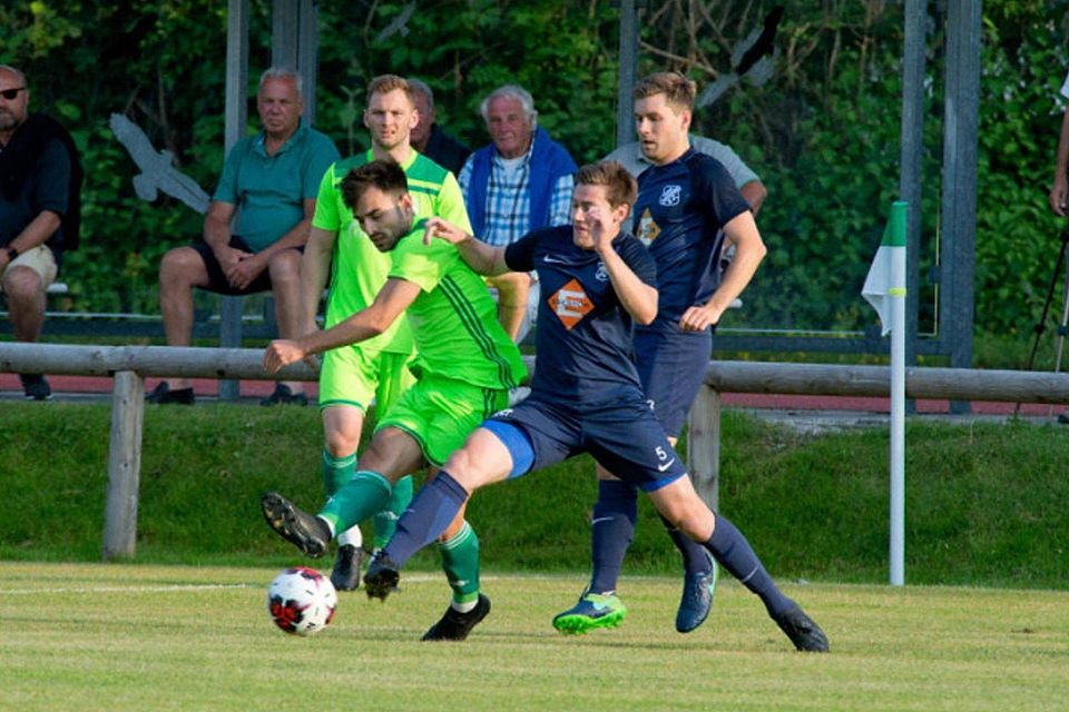 Matthias Ecker (re.) tippt nach seinem Comeback den 25. Spieltag der Landesliga Südost.