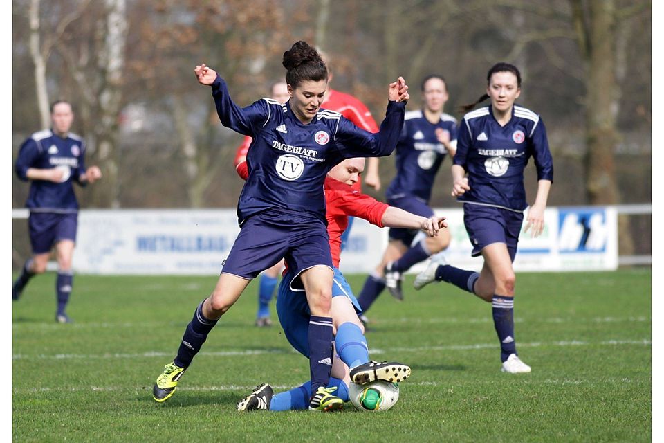 Die jungen A/O-Spielerinnen, wie hier die 17-jährige Laura Vetter, müssen sich im Niedersachsenpokal gegen die erfahrene und robuste Oberligamannschaft SV Union Meppen durchsetzen. Meppen hat eine starke Saison gespielt, scheiterte nur an zwei zu wenig erzielten Toren am Regionalliga-Aufstieg.