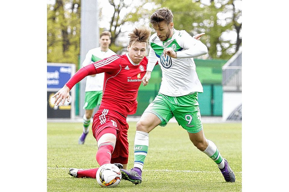 Wieder mal einen Schritt voraus: Wolfsburgs Doppeltorschütze Dino Medjedovic (re.) setzt sich gegen Benedict Klimmek durch.