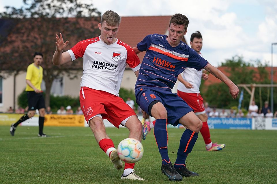 Weder Mertingens Simon Waas (links) noch dem Möttinger Mario Rathke gelang der große Befreiungsschlag. Durch das 0:0 im Kellerduell müssen beide um den Klassenerhalt bangen.