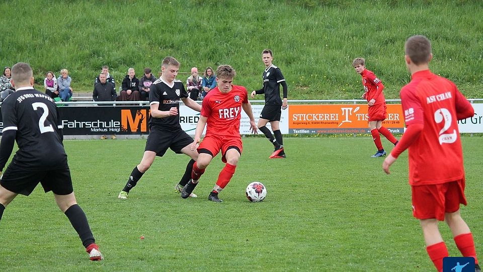 Der Kapitän der U16 Florian Weingärtner (am Ball) erzielte beim 7:0 Sieg gegen Loderhof/Sulzbach drei Treffer.  