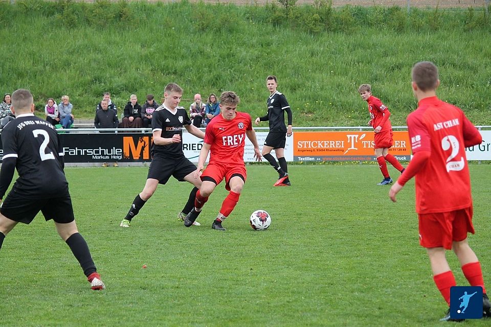 Der Kapitän der U16 Florian Weingärtner (am Ball) erzielte beim 7:0 Sieg gegen Loderhof/Sulzbach drei Treffer.  