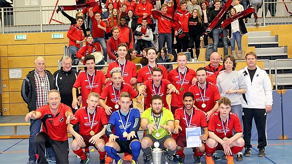 Die A-Junioren des TSV Dasing feierten in der Sporthalle des TSV Friedberg zusammen mit ihren zahlreichen Fans den erneuten Gewinn der Kreismeisterschaft.  Foto: Reinhold Rummel
