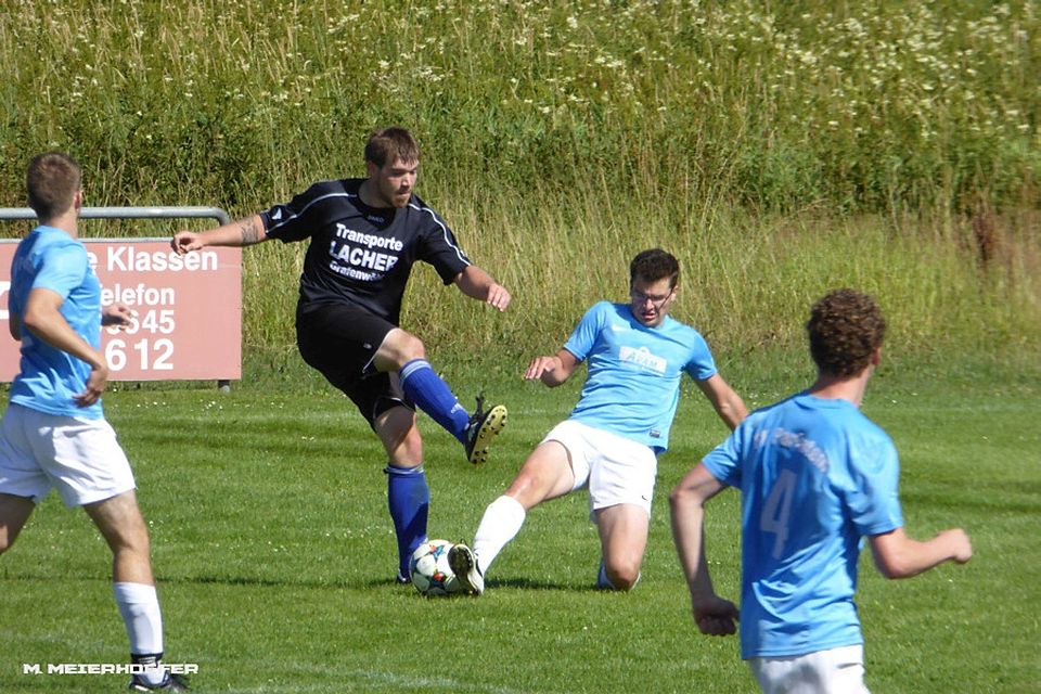 Der TSV Pressath schlägt den SV Parkstein im Spiel Aufsteiger gegen Absteiger mit 2:0. Foto: Meierhöfer