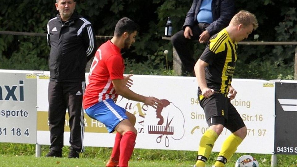 Murat Demür (im Hintergrund) schwingt auch weiterhin das Zepter beim SV Türk Gücü Straubing. F: Siering
