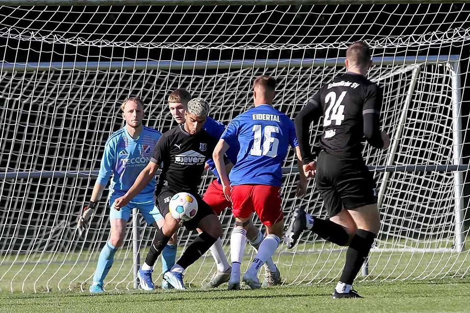Ömer Dagtekin (am Ball, Eckernförder SV) war ein großer Unruheherd für den VfB Lübeck II. Ömer Dagtekin (am Ball, Eckernförder SV) war ein großer Unruheherd für den VfB Lübeck II.