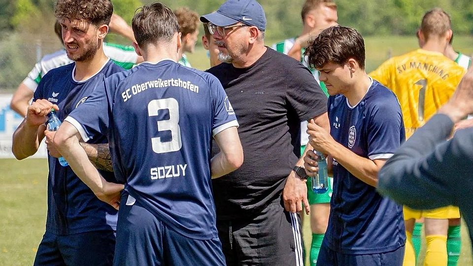 Trainer Paolo Maiolo und die Spieler vom SC Oberweikertshofen.