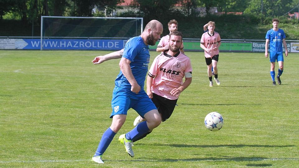 Doppeltorschütze: Alessandro Szczepurek (links) traf gegen Adelshofen (im Bild Bernhard Kunert) zwei Mal für den VfL Egenburg.