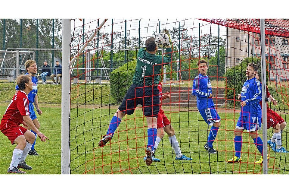 Verflixt! PFC-Keeper Günther rutscht das Leder durch die Hände. Verflixt! PFC-Keeper Günther rutscht das Leder durch die Hände.