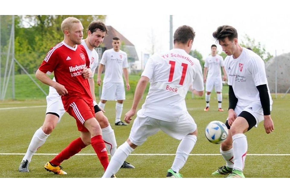 Die junge Truppe des TV Schierling (weiße Trikots) kämpft in der Bezirksliga West gegen den Abstieg F: Feldl