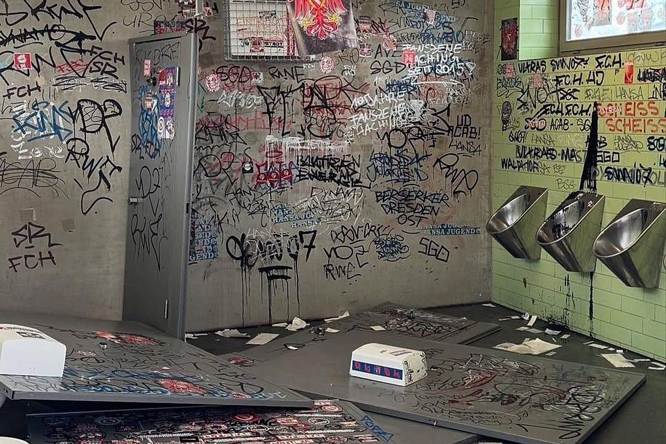 Die Fans von Energie Cottbus haben bei der 1:5-Klatsche in München die Toiletten im Gästebereich auseinander genommen.