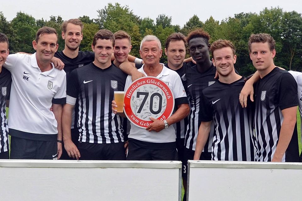 Die Mannschaft gratulierte Wieser zum 70. Geburtstag