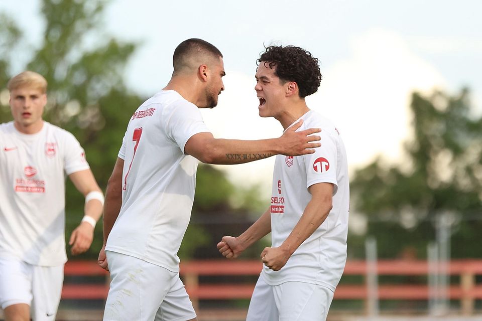 Großer Jubel bei Deniz Krebs (links) und Noah Stranz (rechts) über den ersten Aufstieg des TuRa in die Verbandsliga nach 18 Jahren Gruppenliga. Großer Jubel bei Deniz Krebs (links) und Noah Stranz (rechts) über den ersten Aufstieg des TuRa in die Verbandsliga nach 18 Jahren Gruppenliga.