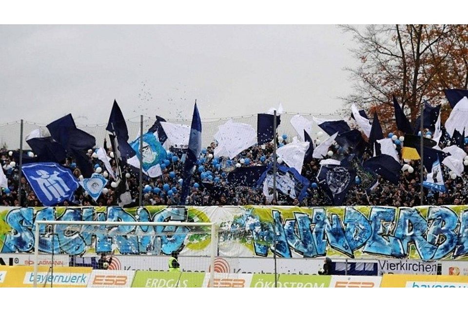 Die Fans des TSV 1860 München beim Auswärtsspiel in Burghausen in der Gästekurve. © sampics