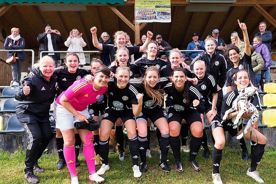 Da hält es auch den Hund nicht mehr auf den Beinen: Die Frauen des TSV Turnerbund München bejubeln die Meisterschaft der Bezirksliga.