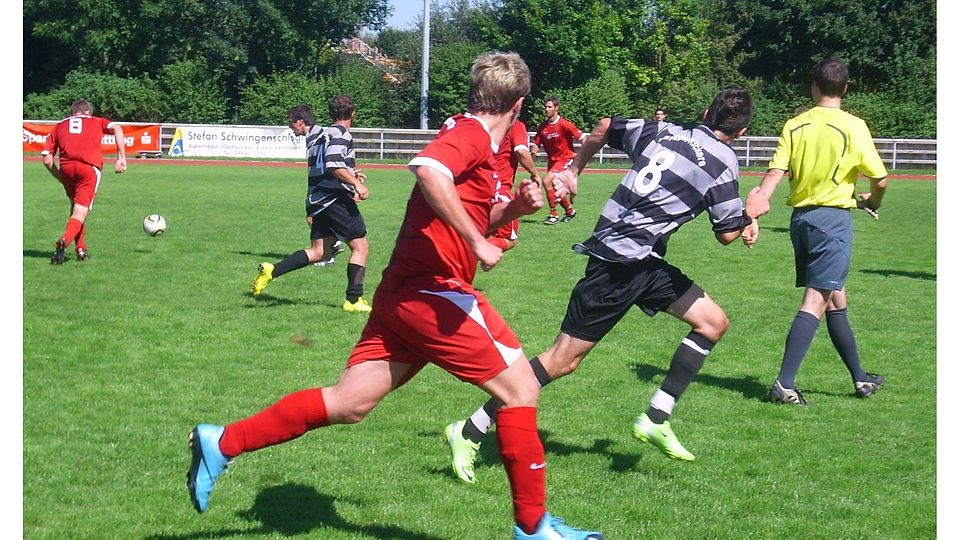 Der FC Niederwinkling (rot) siegte bei den Plattlinger Kickers souverän mit 3:1  Foto: Andreas Roith