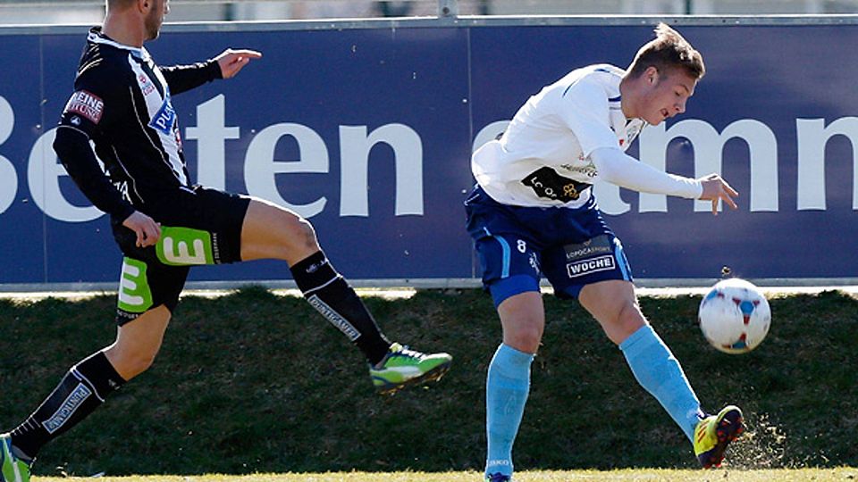 Dominic Rass (re.) im Frühjahrs-Testspieleinsatz im Trikot des TSV Hartberg gegen seinen eigentlichen, bisherigen Arbeitgeber Sturm Graz. F: imago