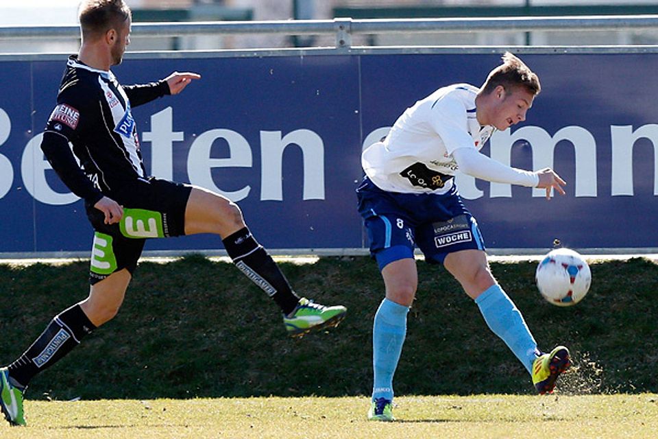Dominic Rass (re.) im Frühjahrs-Testspieleinsatz im Trikot des TSV Hartberg gegen seinen eigentlichen, bisherigen Arbeitgeber Sturm Graz. F: imago