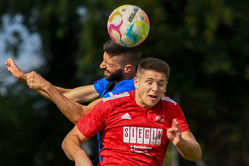 Sorgenfreie Saison? Laurenz Hiller (VfR Bad Bellingen, vorne) gegen Marco Buscemi (SG FC Wehr-Brennet)  | Foto: Gerd Gründl