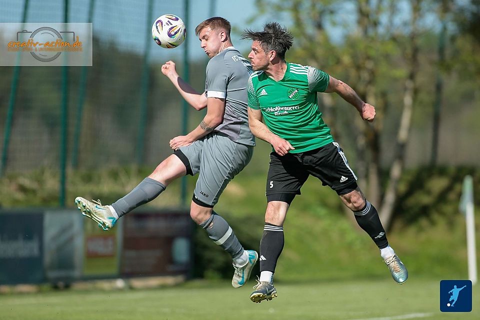Ein spätes Tor bescherte dem FC Tremmersdorf (in Grau) zumindest einen Zähler im Kampf um Platz 2 beim TSV Reuth (in Grün-Schwarz).