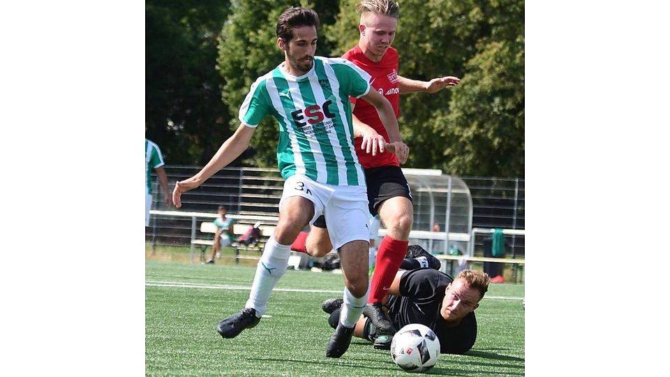 Das 1:0 für den VfR Groß-Gerau erzielt hier Christoph Haddad (vorne), die Groß-Bieberauer Jonathan Segebart und Jascha Hamm (am Boden) haben das Nachsehen.	Foto: Uwe Krämer