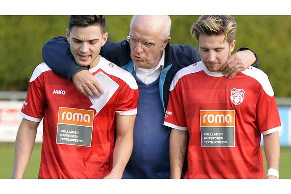 Was gibt Abteilungsleiter Karl Dirr den Bubesheimer Kickern (links Tugay Demir, rechts Axel Schnell) für die neue Saison mit auf den Weg?    F.: Ernst Mayer